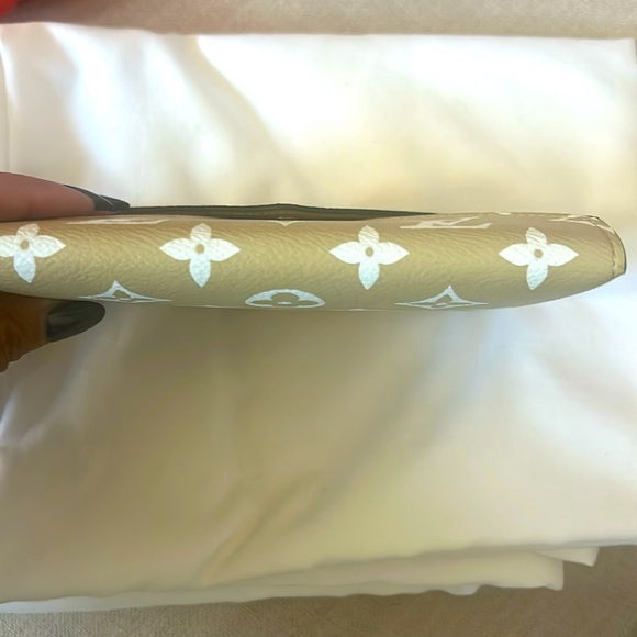 Louis Vuitton
Kirigami Pochette Limited Edition Colored Monogram Giant MM - Picture 3 of 5